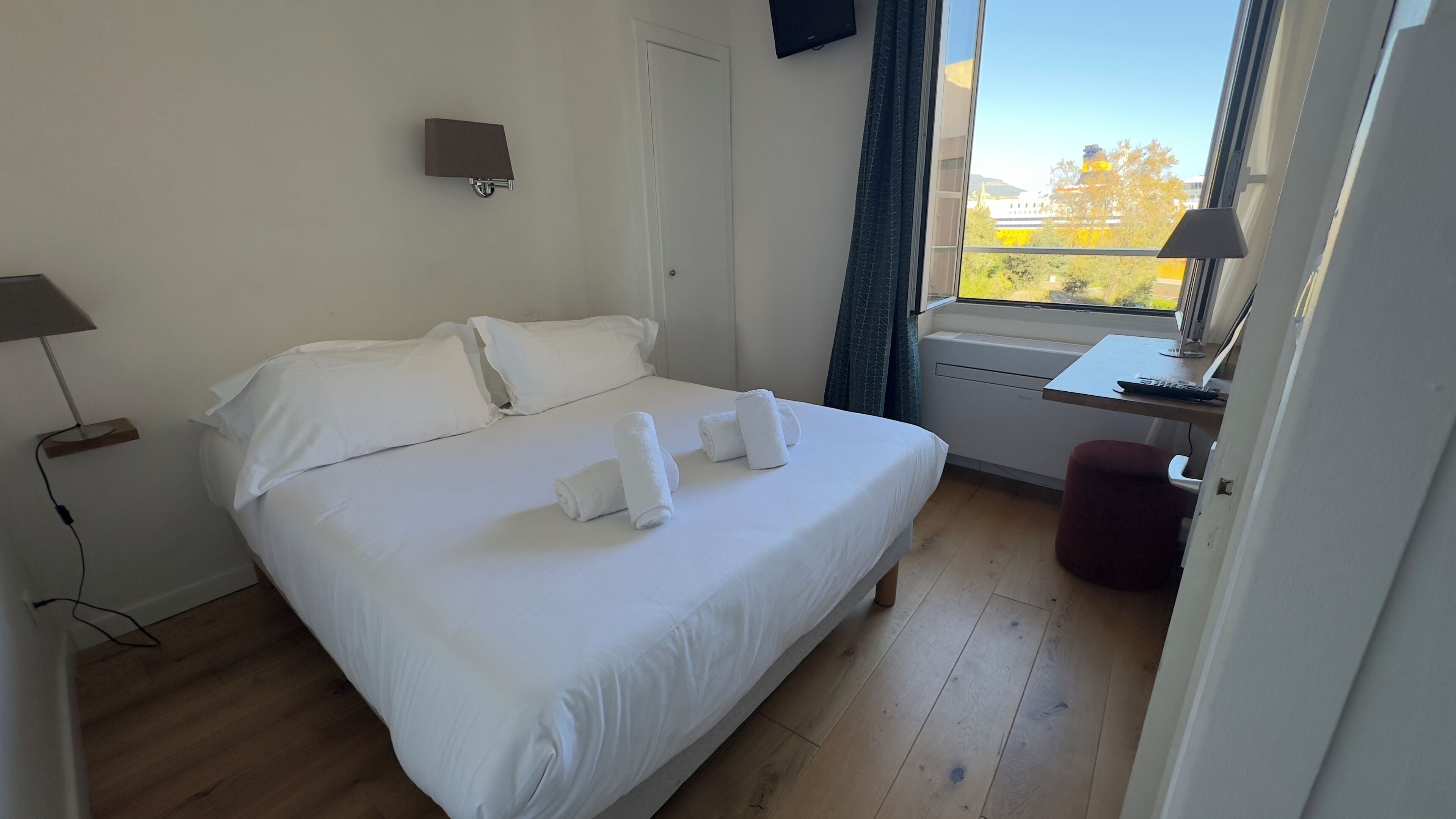 Habitación doble de uso individual | Colchones con acolchado adicional y tabla de planchar con plancha