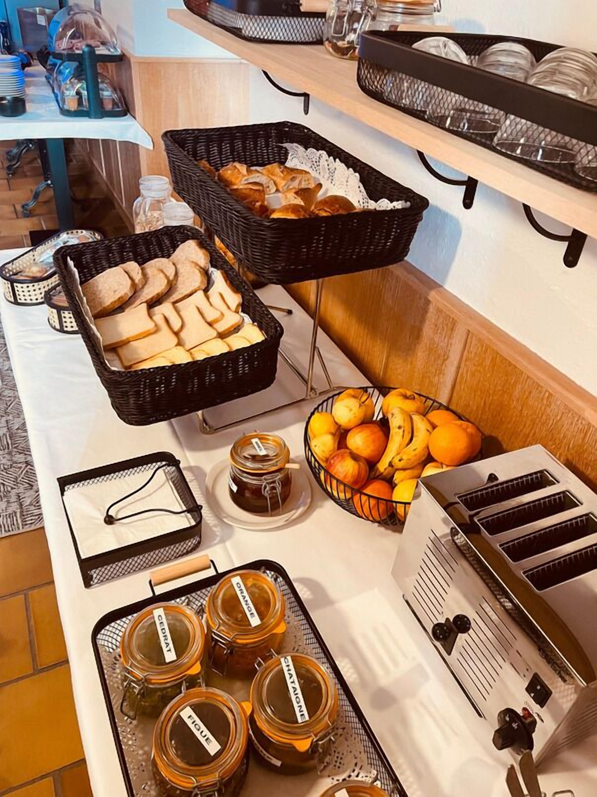 Daily continental breakfast (EUR 17 per person)