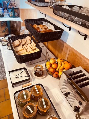 Desayuno continental diario (EUR 17 por persona)