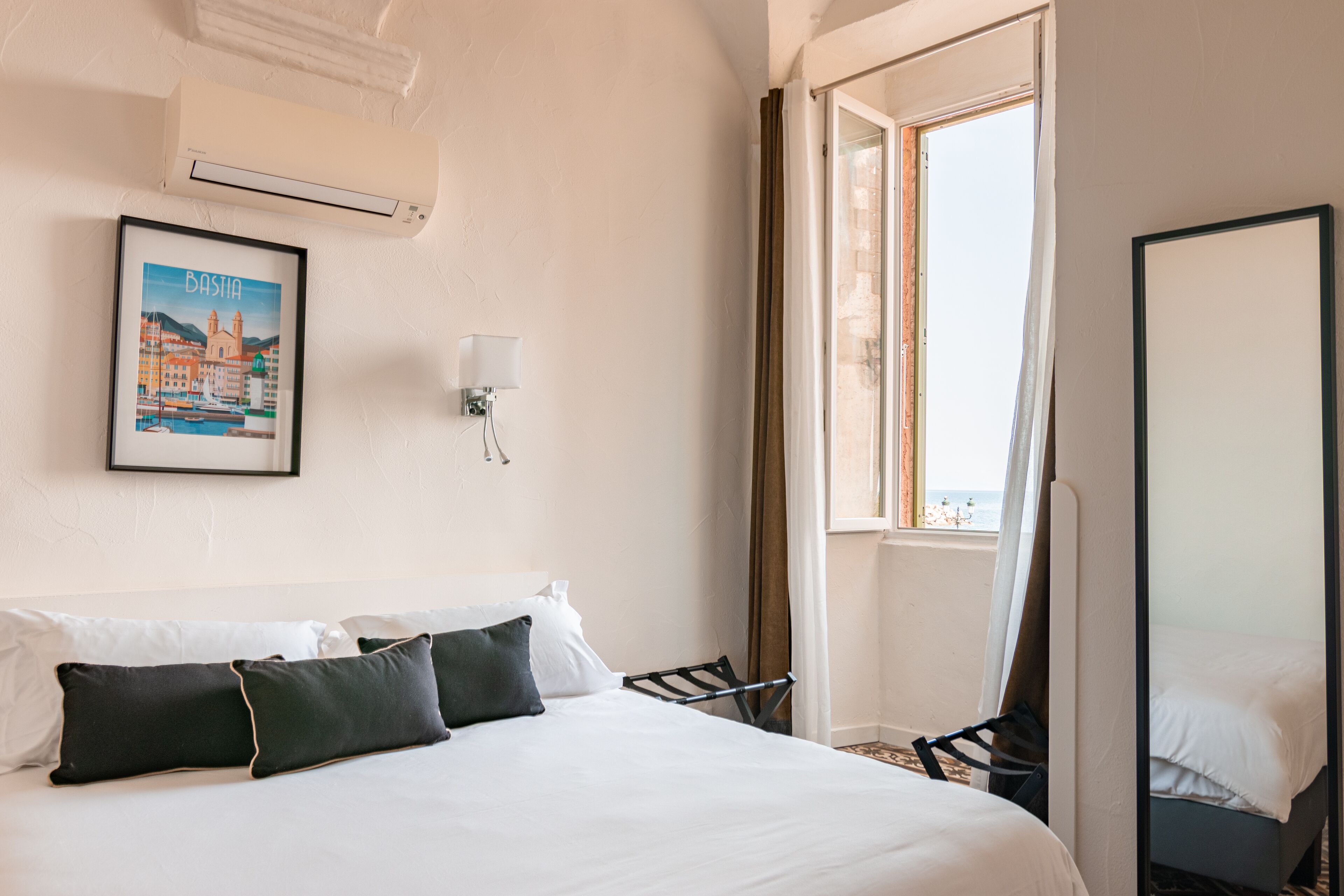 Habitación Confort doble, vistas al mar | Colchones con acolchado adicional y tabla de planchar con plancha