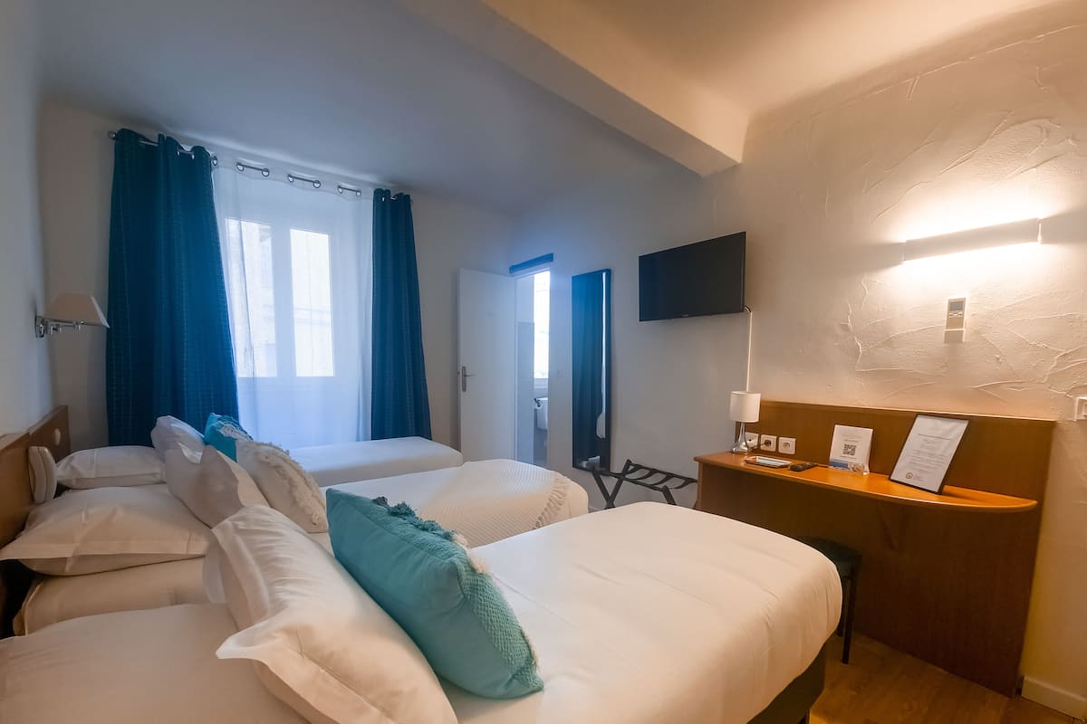 Comfort Triple Room | Pillowtop beds, soundproofing, free WiFi, bed sheets