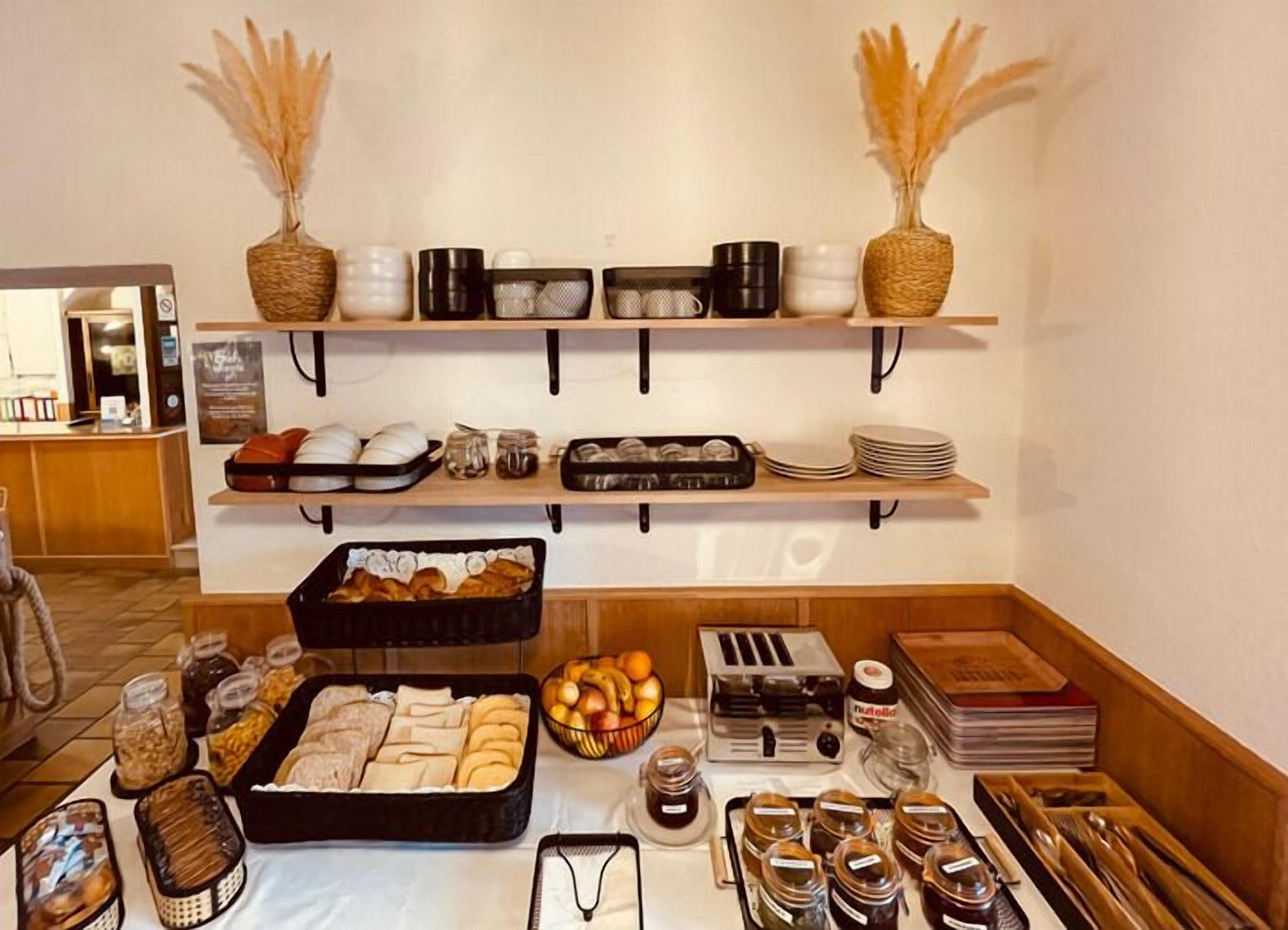 Petit déjeuner continental (17 EUR par personne)