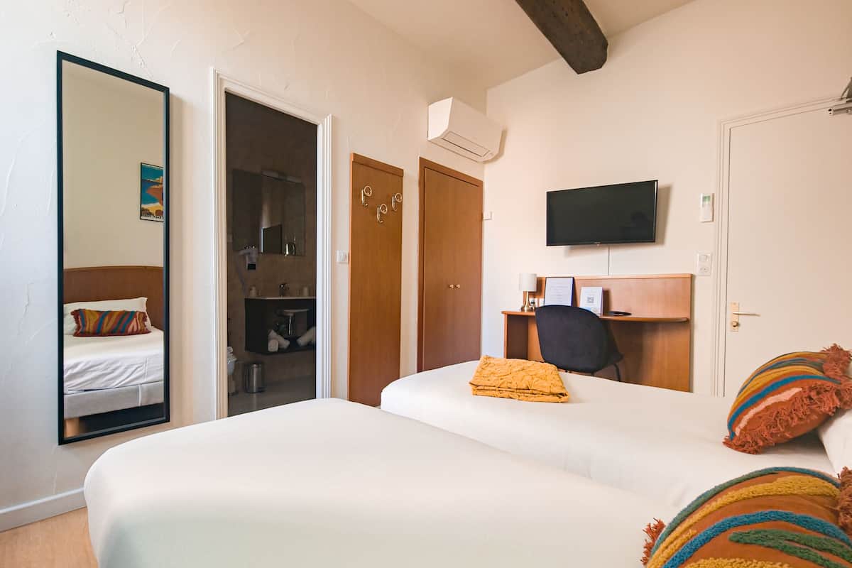 Comfort Twin Room | Pillowtop beds, soundproofing, free WiFi, bed sheets