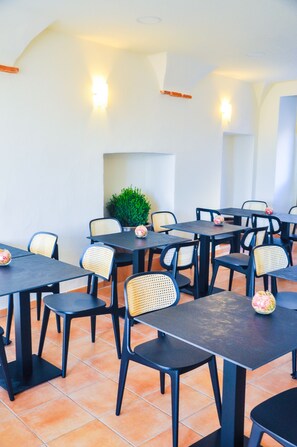 Tägliches kontinentales Frühstück (17 EUR pro Person)