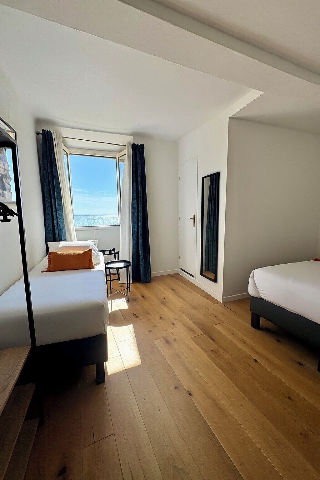 Habitación triple Confort, vistas al mar | Colchones con acolchado adicional y tabla de planchar con plancha