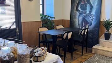 Desayuno continental diario (EUR 17 por persona)