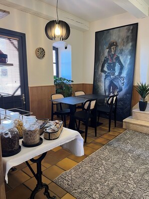 Daily continental breakfast (EUR 17 per person)