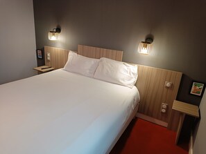 Classic Double Room | Premium bedding, individually furnished, desk, blackout curtains - Contact Hôtel des Deux Moulins Limoges - Proche de la gare (Limoges)
