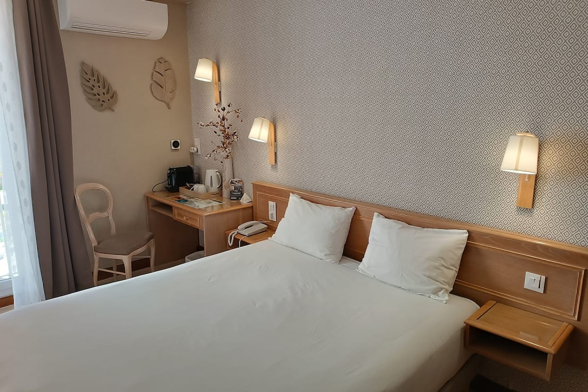Superior tweepersoonskamer | Luxe beddengoed, individueel gemeubileerd, een bureau