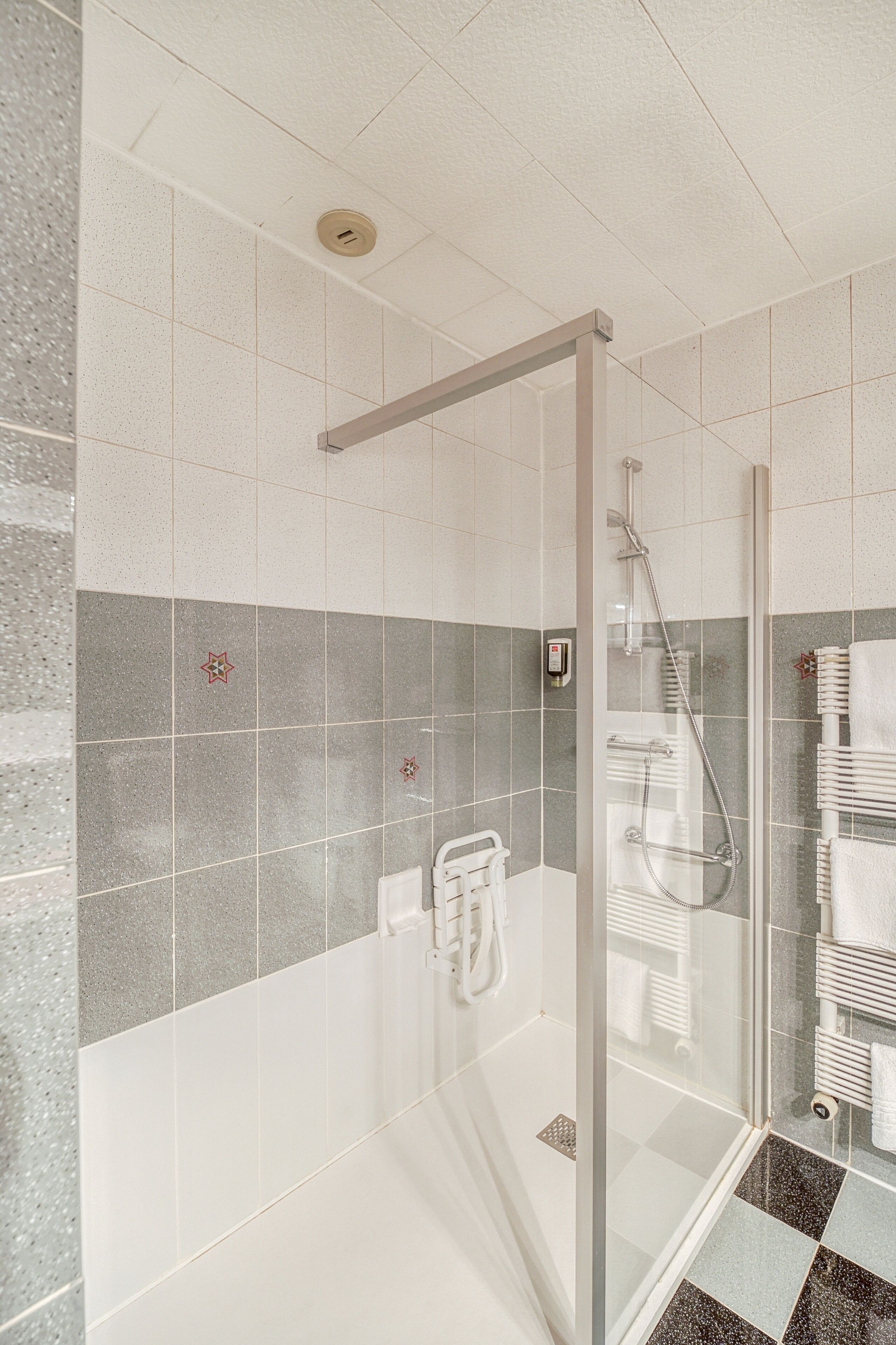 triple room | bathroom shower