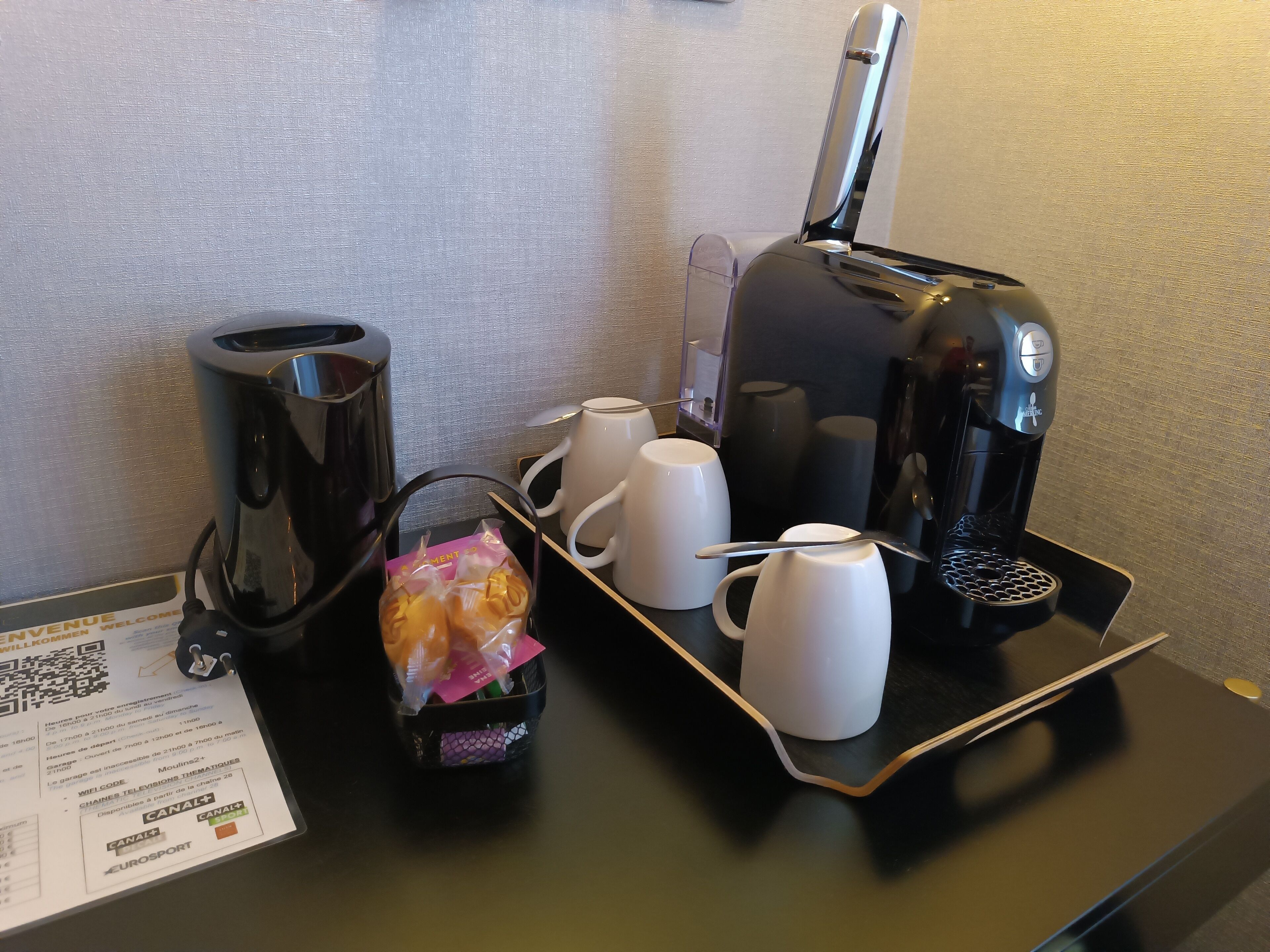 82-cm flat-screen tv with satellite channels, tv, streaming services