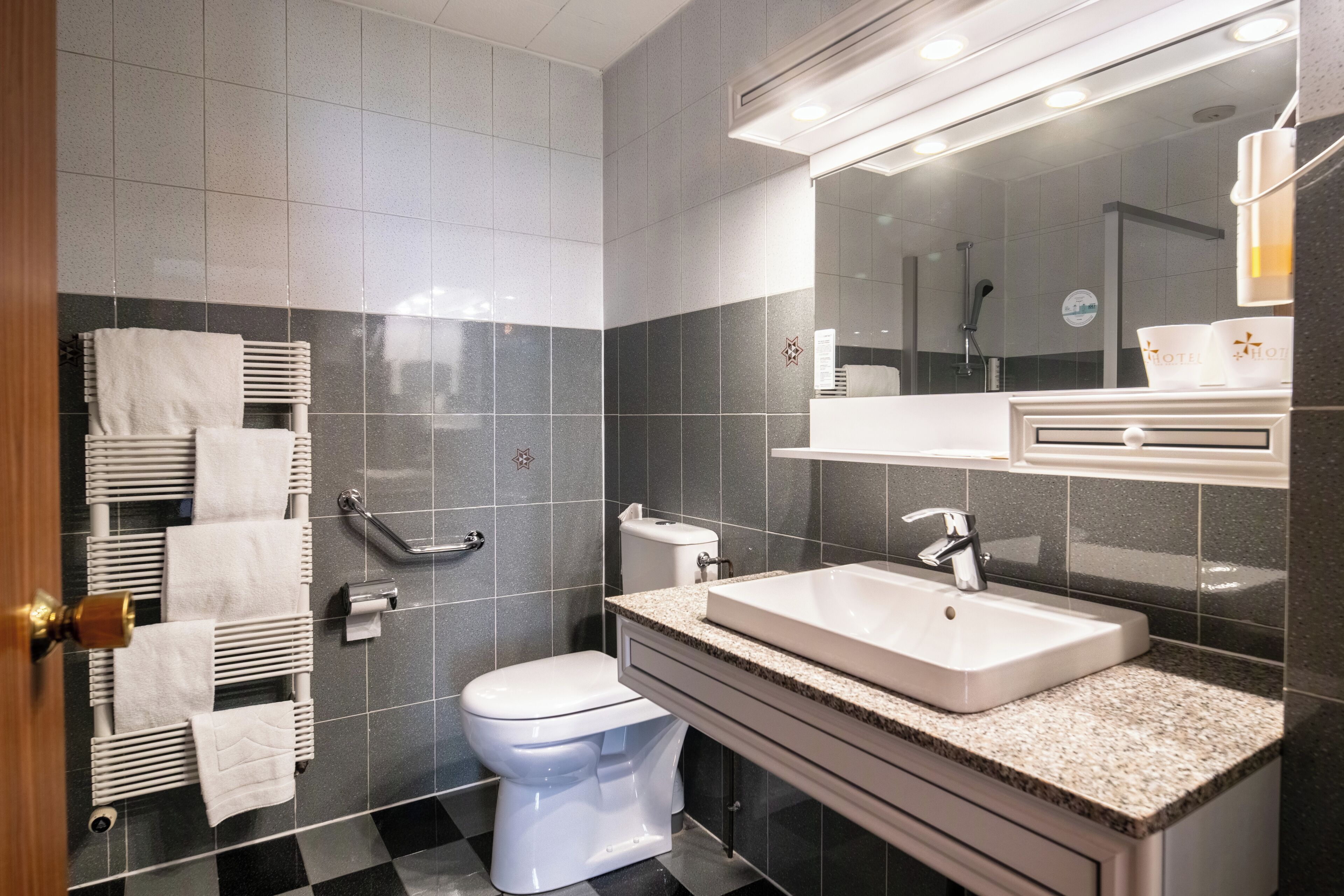 Chambre Triple | Literie de qualité supérieure, ameublement personnalisé, bureau