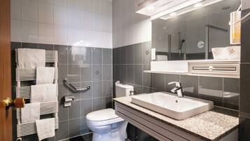 Chambre Triple | Literie de qualité supérieure, ameublement personnalisé, bureau