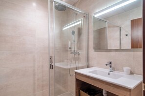 Quarto solteiro | Roupas de cama premium, individualmente mobiliados, escrivaninha