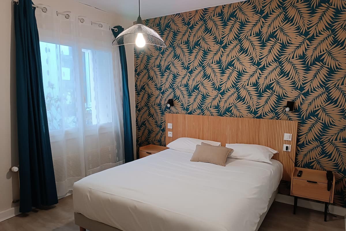 Klassieke tweepersoonskamer | Luxe beddengoed, individueel gemeubileerd, een bureau