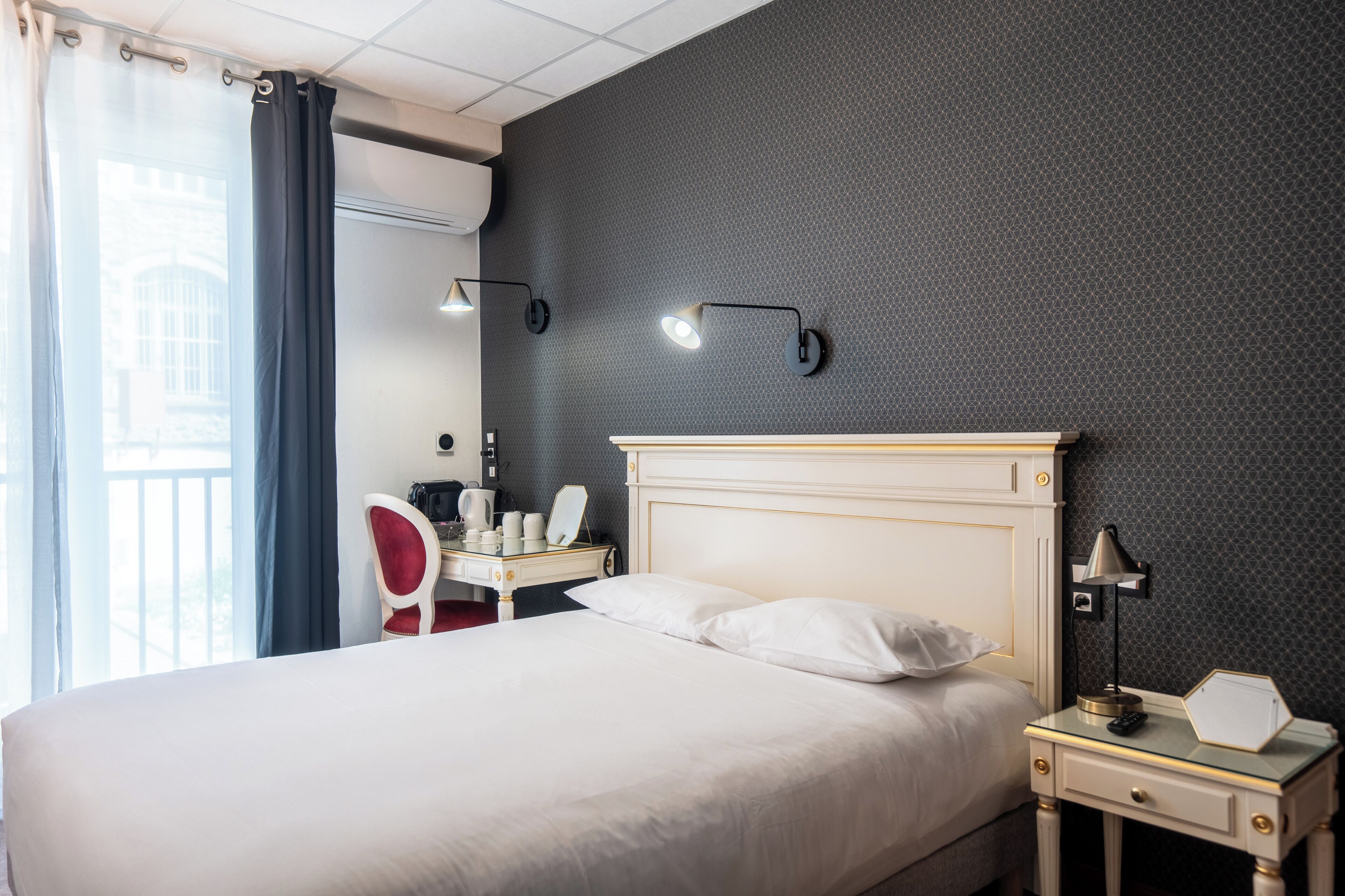 Chambre Simple | Literie de qualité supérieure, ameublement personnalisé, bureau