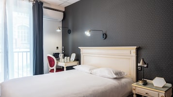 Chambre Simple | Literie de qualité supérieure, ameublement personnalisé, bureau
