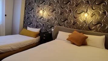 Habitació triple | Roba de llit d'alta qualitat, mobiliari individual i escriptori