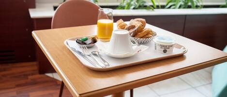 Petit déjeuner buffet (13 EUR par personne)