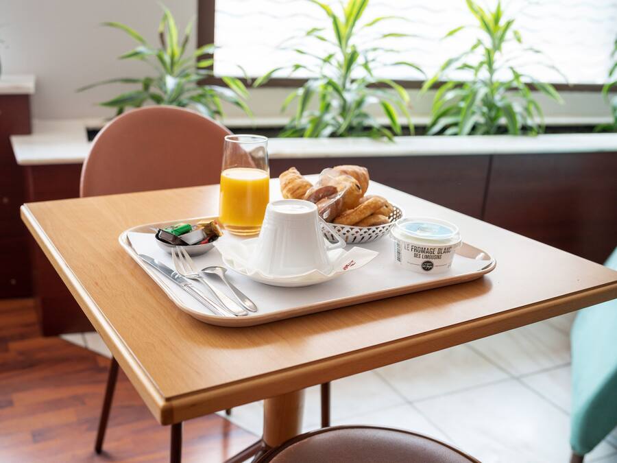 Café da manhã com buffet todos os dias (EUR 13 por pessoa)