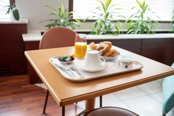 Desayuno buffet (EUR 13 por persona)