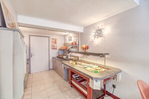 Tägliches Frühstücksbuffet (13 EUR pro Person)