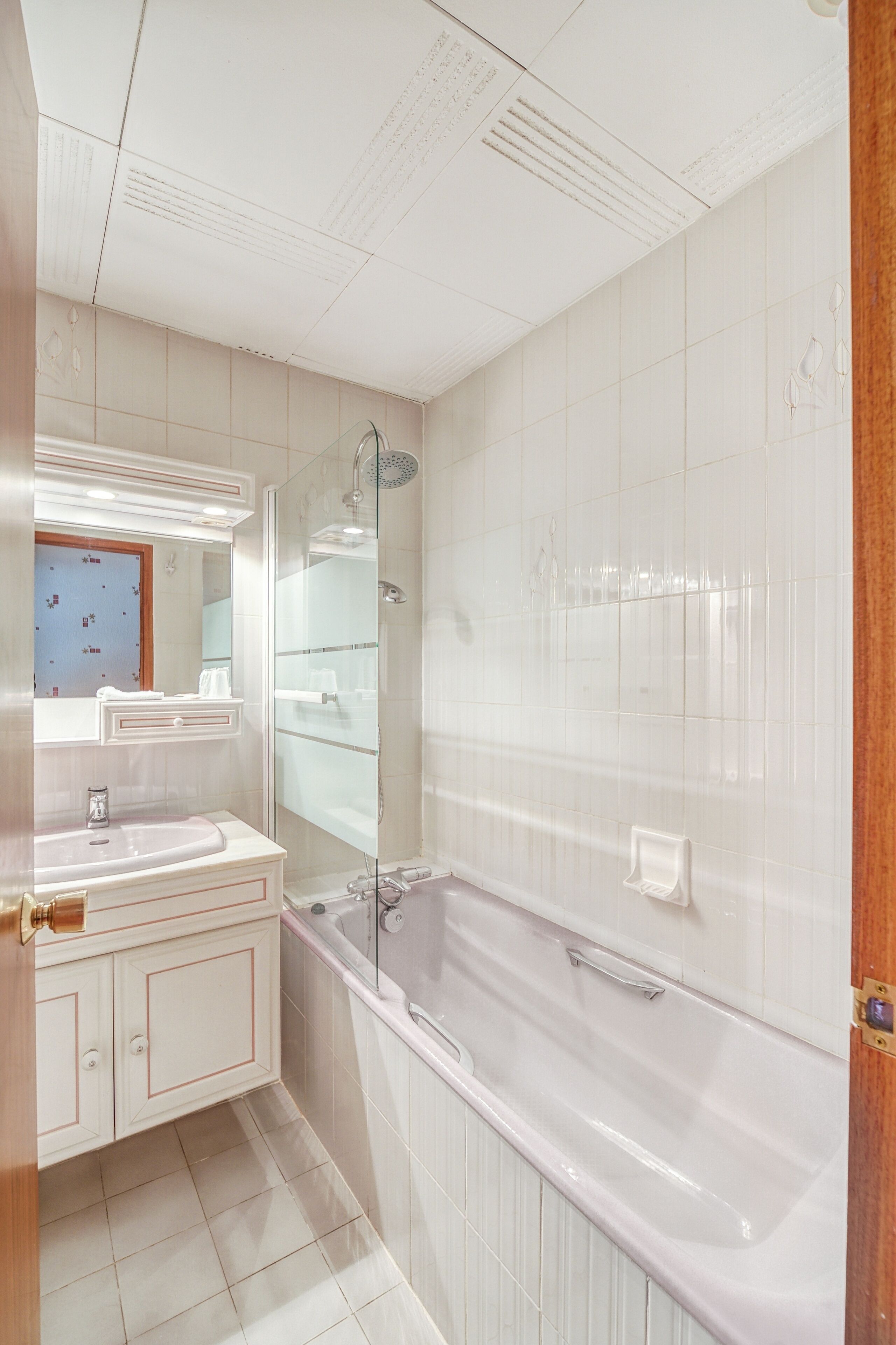 superior double room | bathroom | shower, deep-soaking bathtub, rainfall showerhead, hair dryer