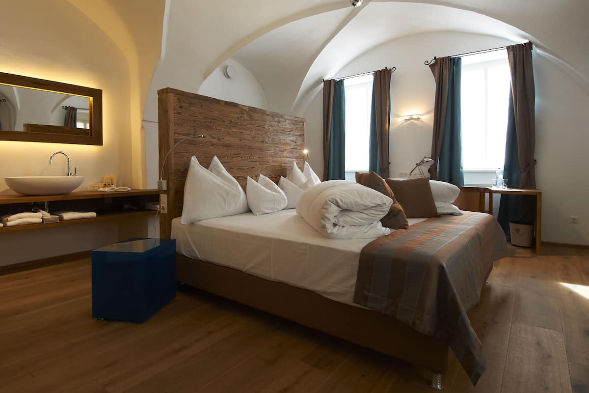 1 bedroom, premium bedding, pillow-top beds, free minibar