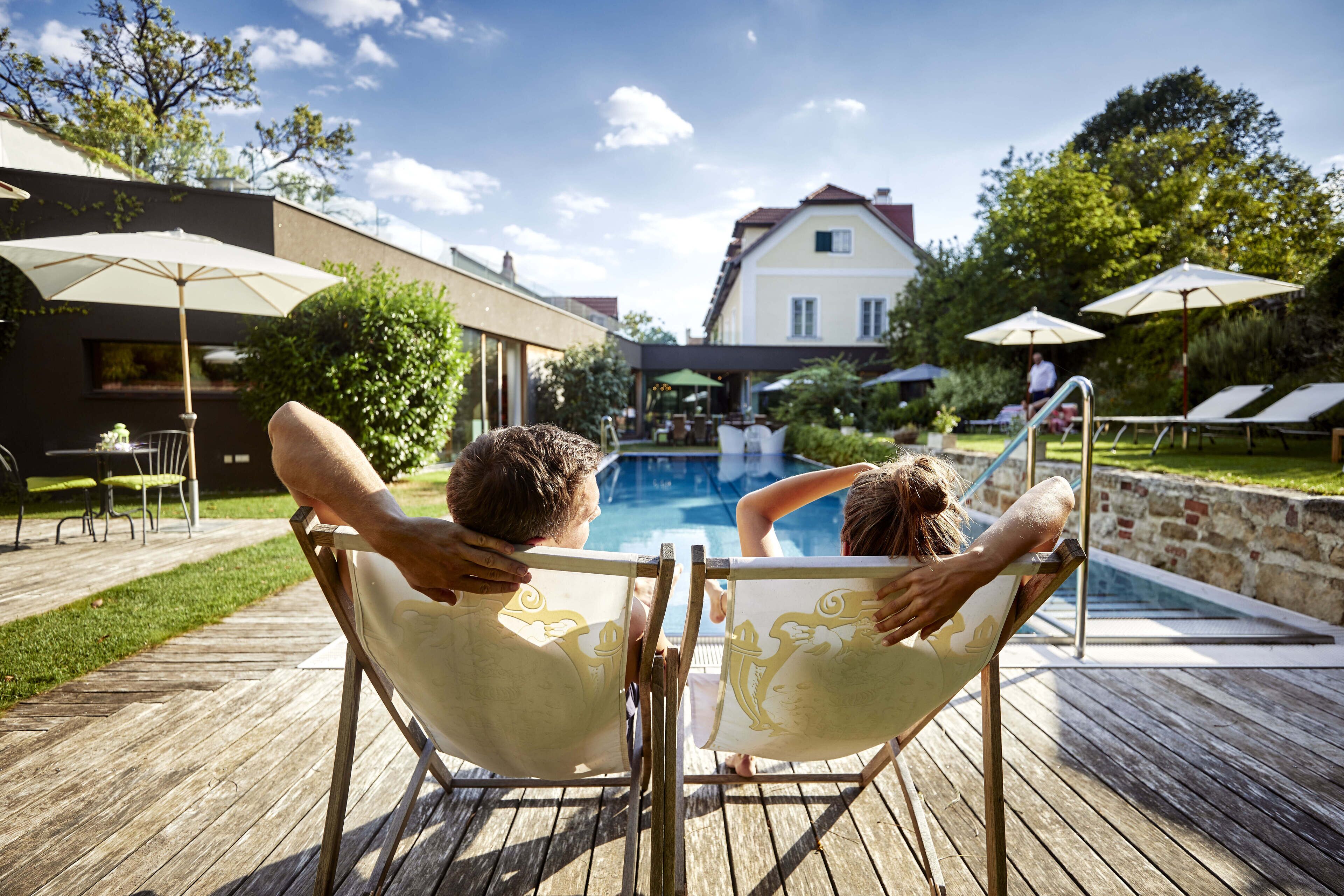 Piscina externa sazonal, funciona das 7h às 22h, espreguiçadeiras