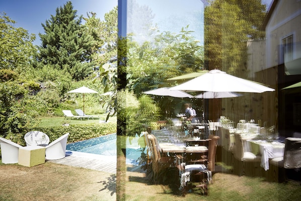 Seasonal outdoor pool, open 7 AM to 10 PM, pool loungers - Hotel Landhaus Moserhof (Gumpoldskirchen)