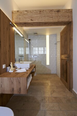 Shower, designer toiletries, hair dryer, bathrobes - Hotel Landhaus Moserhof (Gumpoldskirchen)