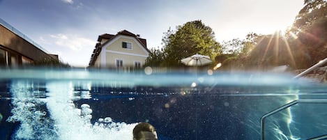 Piscine extérieure (ouverte en saison), chaises longues