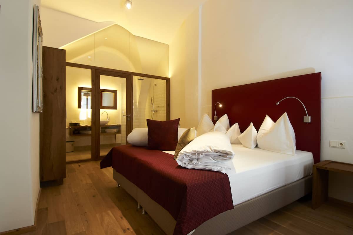 Hochwertige Bettwaren, Pillowtop-Betten, kostenlose Minibar, Zimmersafe