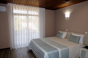 Decoración personalizada, escritorio y cortinas blackout 