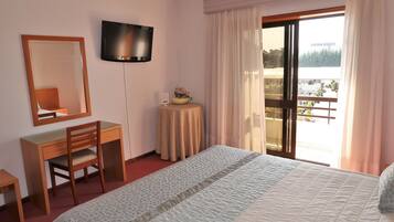 Habitación doble | Decoración personalizada, escritorio y cortinas blackout