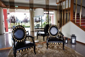 Coin salon dans le hall