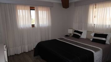 Chambre Double pour 1 personne | Décoration personnalisée, bureau, rideaux occultants