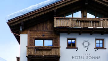 Vista frontal de la propiedad