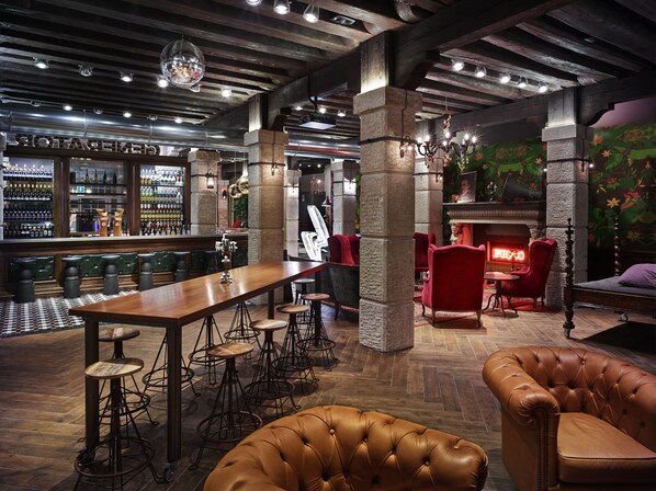 Breakfast, lunch, dinner served; Italian cuisine