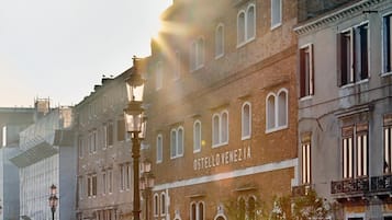 A building with the sign "OSTELLO VENEZIA" indicating a hotel.