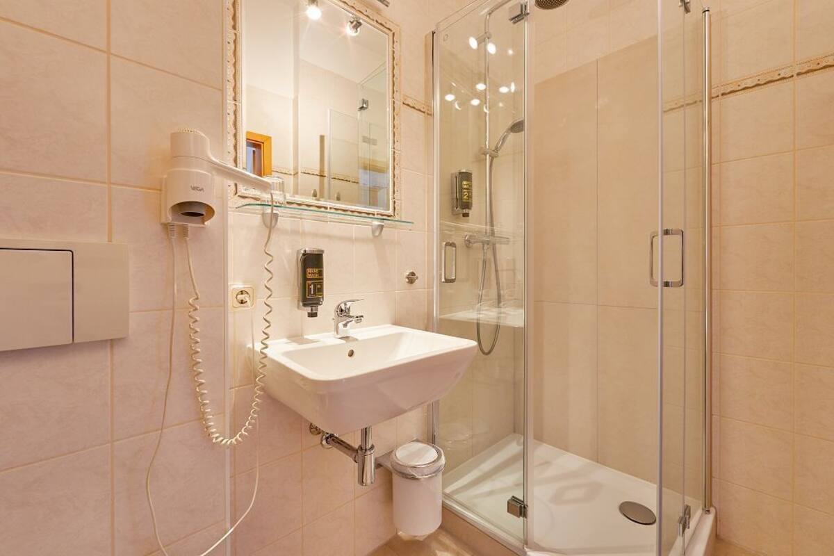 hypo-allergenic bedding, free cots/infant beds, rollaway beds, free wifi