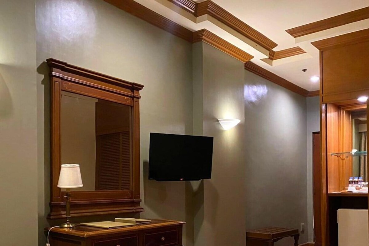Minibar, in-room safe, desk, iron/ironing board (on request)