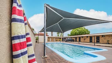 Utendørsbasseng og solsenger