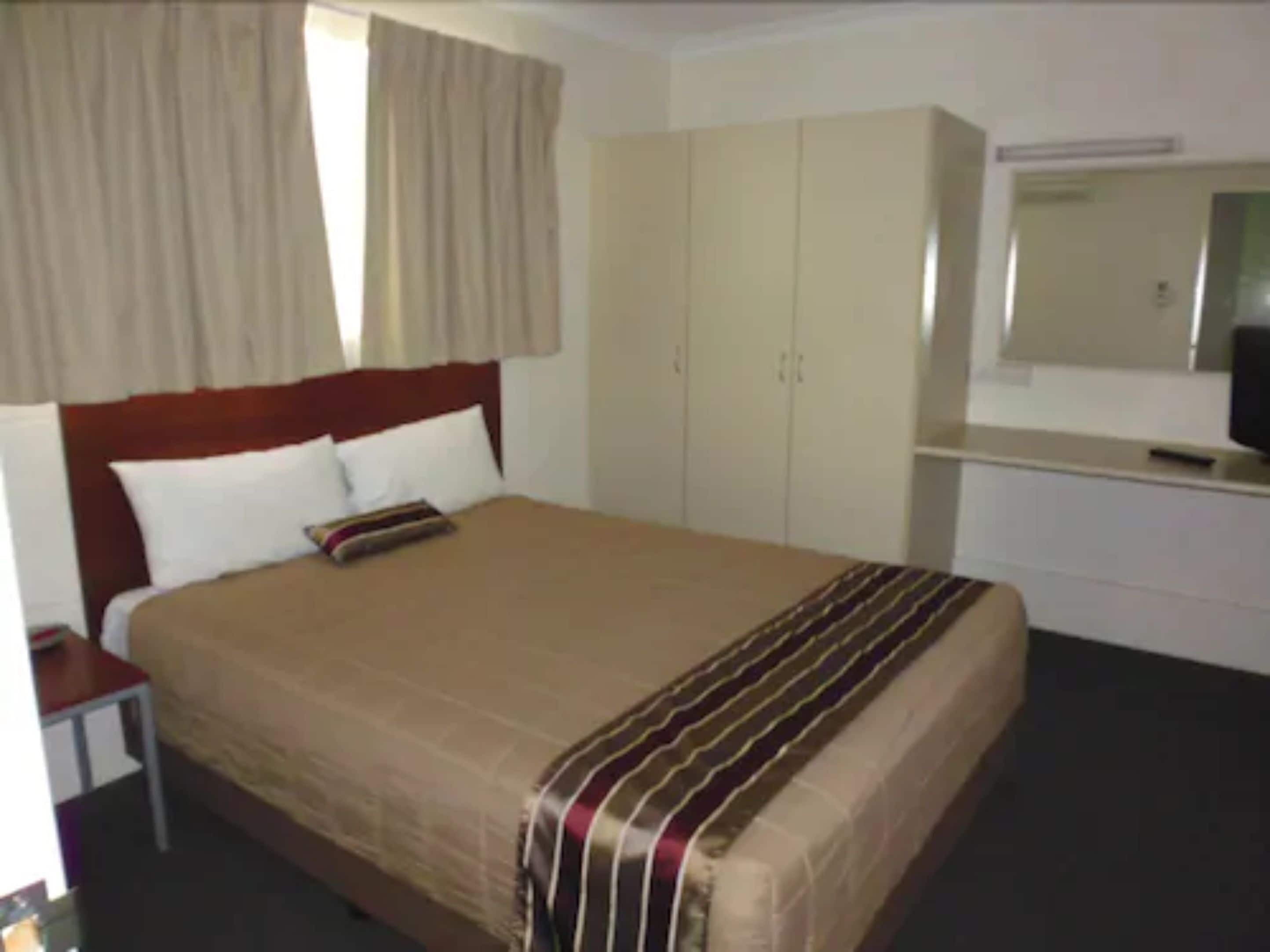 Suite – deluxe | Senger med overmadrass, minibar, skrivebord og skrivebord for bærbar PC