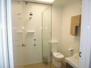 Dusj, toalettartikler (inkludert), hårføner og håndklær