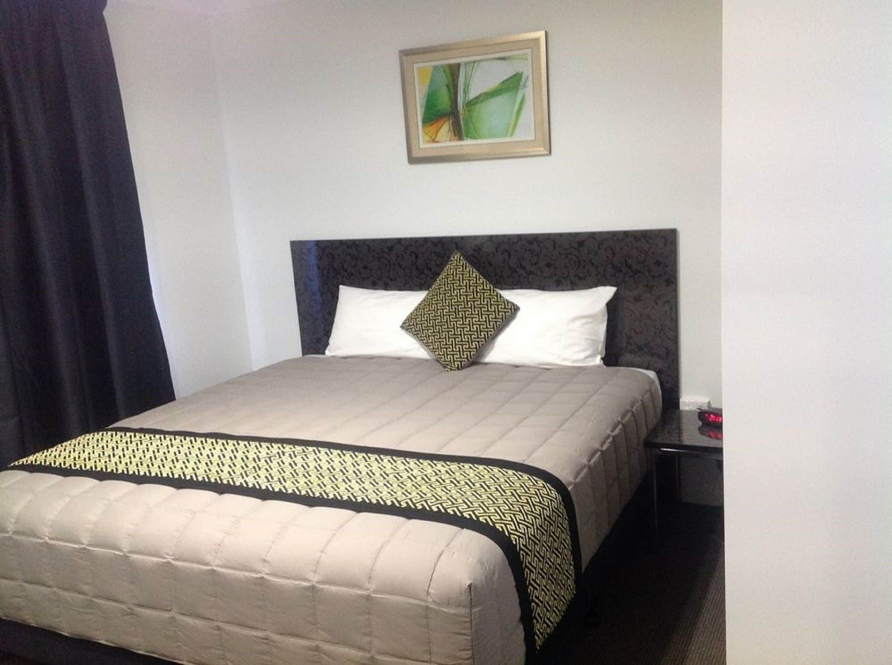 Senger med overmadrass, minibar, skrivebord og skrivebord for bærbar PC