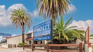 A motel with a sign indicating no vacancy. - Burke and Wills Motor Inn (Kingaroy)