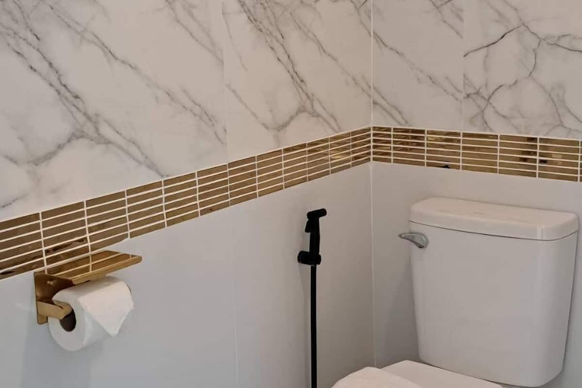 Deluxe Mable Room | Banyo | Duş, ücretsiz banyo/kozmetik ürünleri, havlu