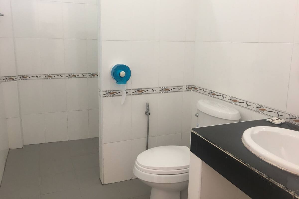 Suite Room | 浴室 | 淋浴設備、免費盥洗用品、毛巾
