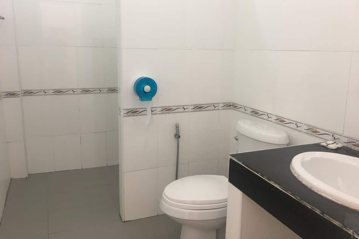 Suite Room | Bathroom | Shower, free toiletries, towels